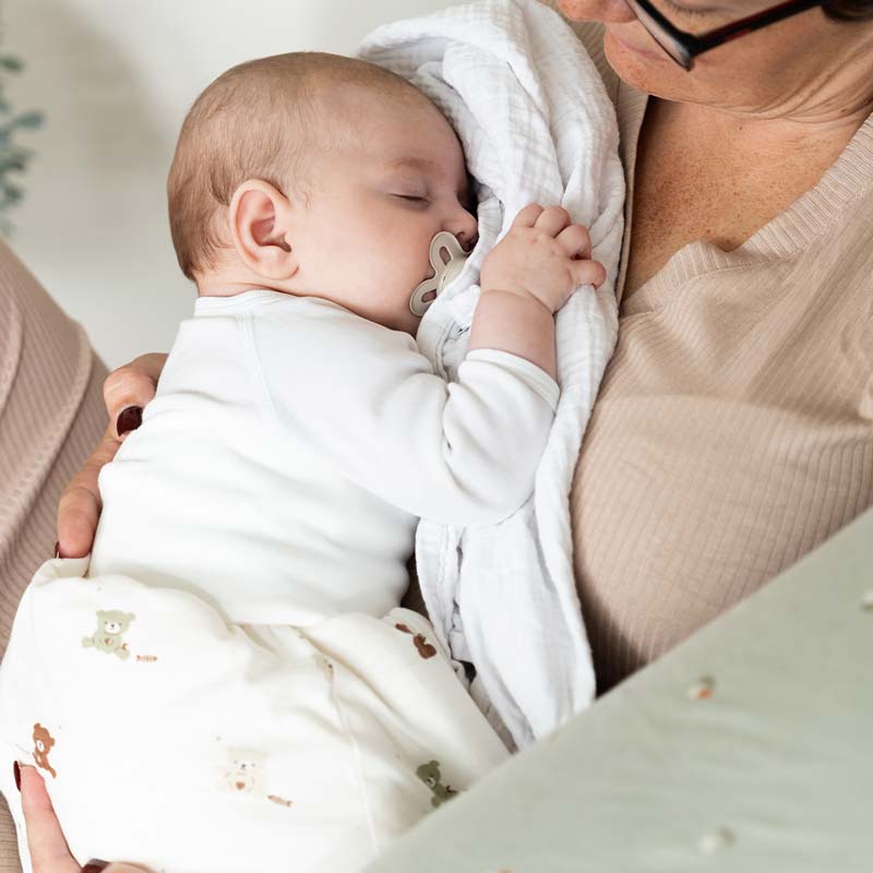 Baby mit Strampelsack in Bett traeumeland-strampelsack-baby-schlaf