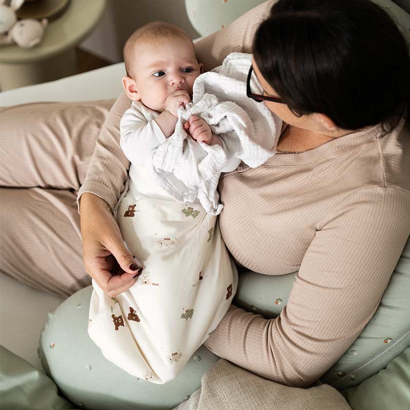 Träumeland Strampelsack Baby in Bett mit Mama traeumeland-strampelsack-fuer-baby-im-bett
